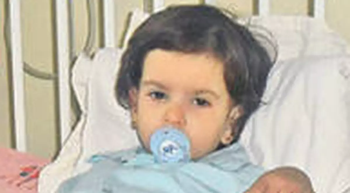 Fetiţa cu calculi renali a fost supusă procedurii de litotripsie. Maruşca s-a întors din Olanda