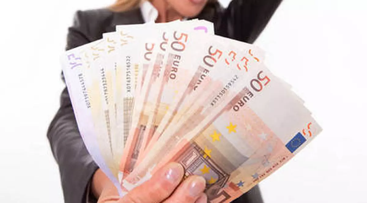 Ce idee trăsnită! Europenii vor putea primi BANI fără să facă nimic