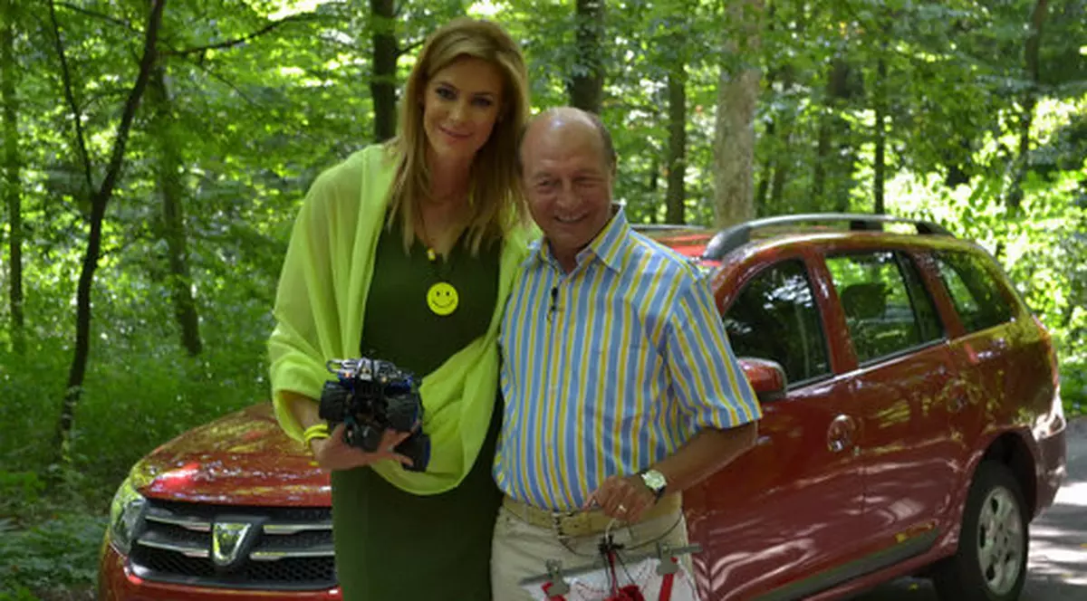 SENZAŢIONAL! BĂSESCU E CU O SUPER VEDETĂ! VEZI CE CADOU A PRIMIT ŞEFUL STATULUI