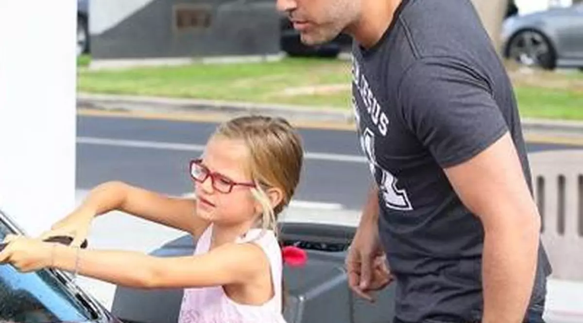 Are bani gârlă, dar nu vrea să-şi înveţe copiii cu nărav! Şi-a pus fetiţa la munca de jos! | FOTO