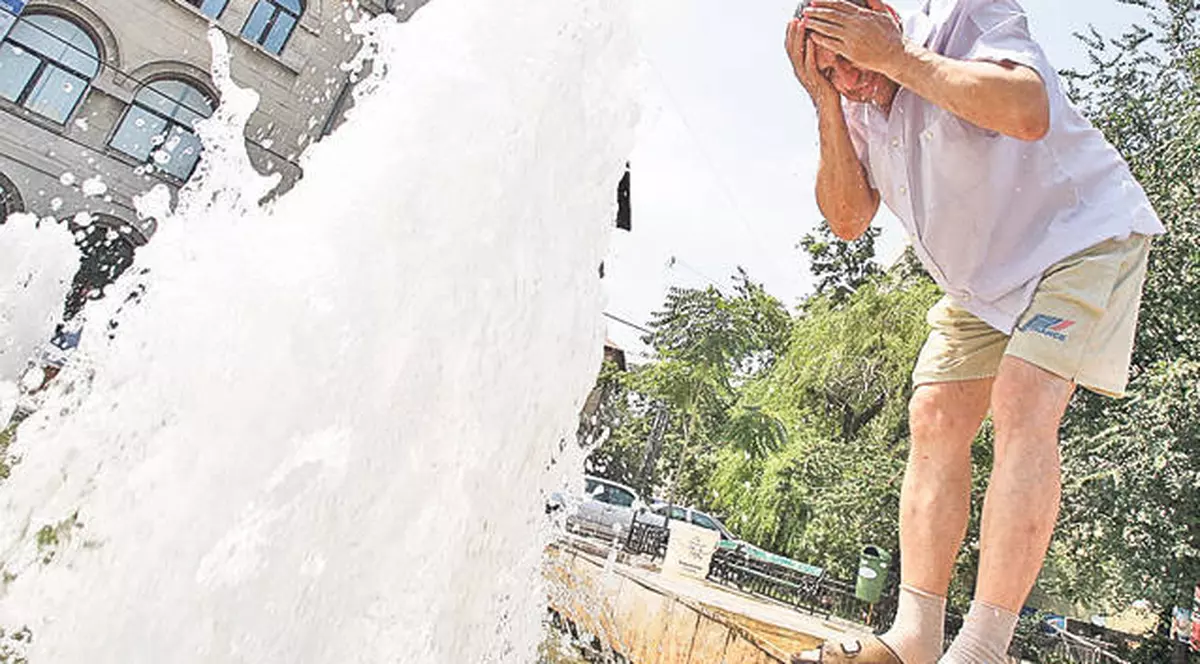 EFECTELE CANICULEI! Peste 1300 de apeluri la ambulanţă şi zeci de persoane leşinate pe stradă!