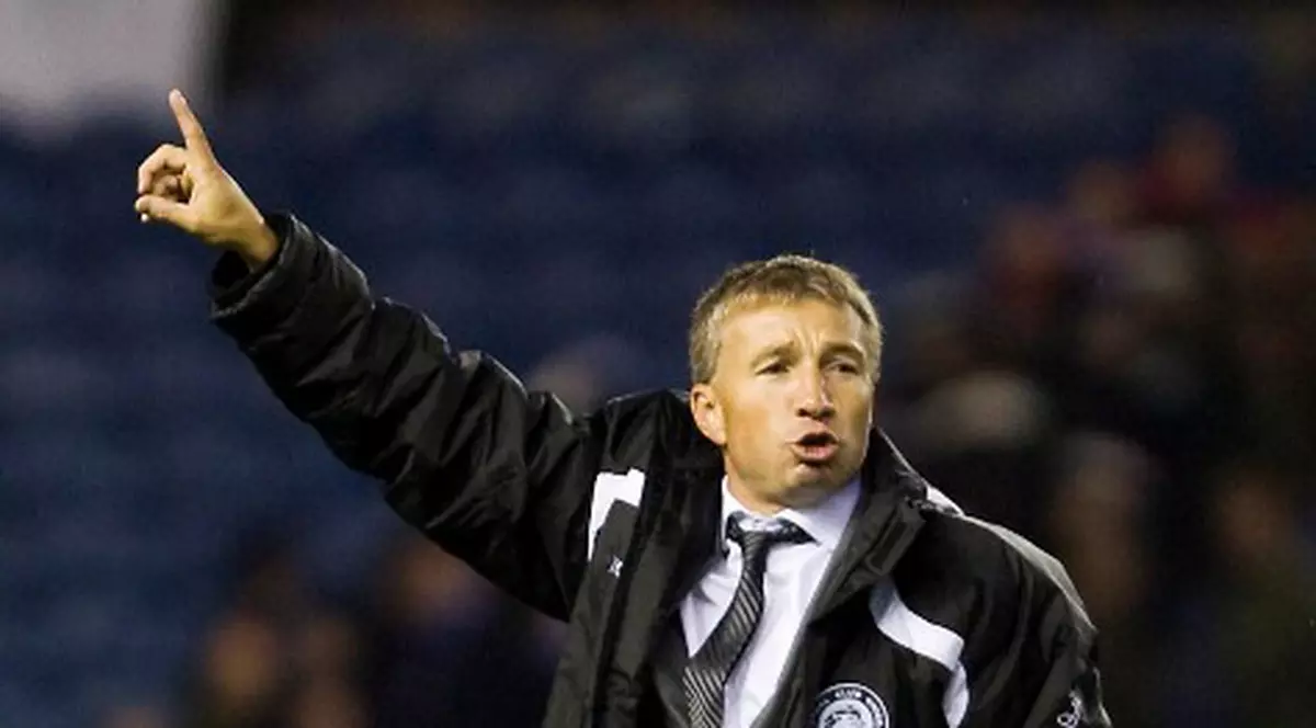 FOTOGRAFIE DE COLECŢIE! Vi-l mai amintiţi pe Dan Petrescu ÎMBRĂCAT ÎN "ALBINUŢĂ"? Iată cine l-a convins să apară aşa! FOTO ÎN ARTICOL