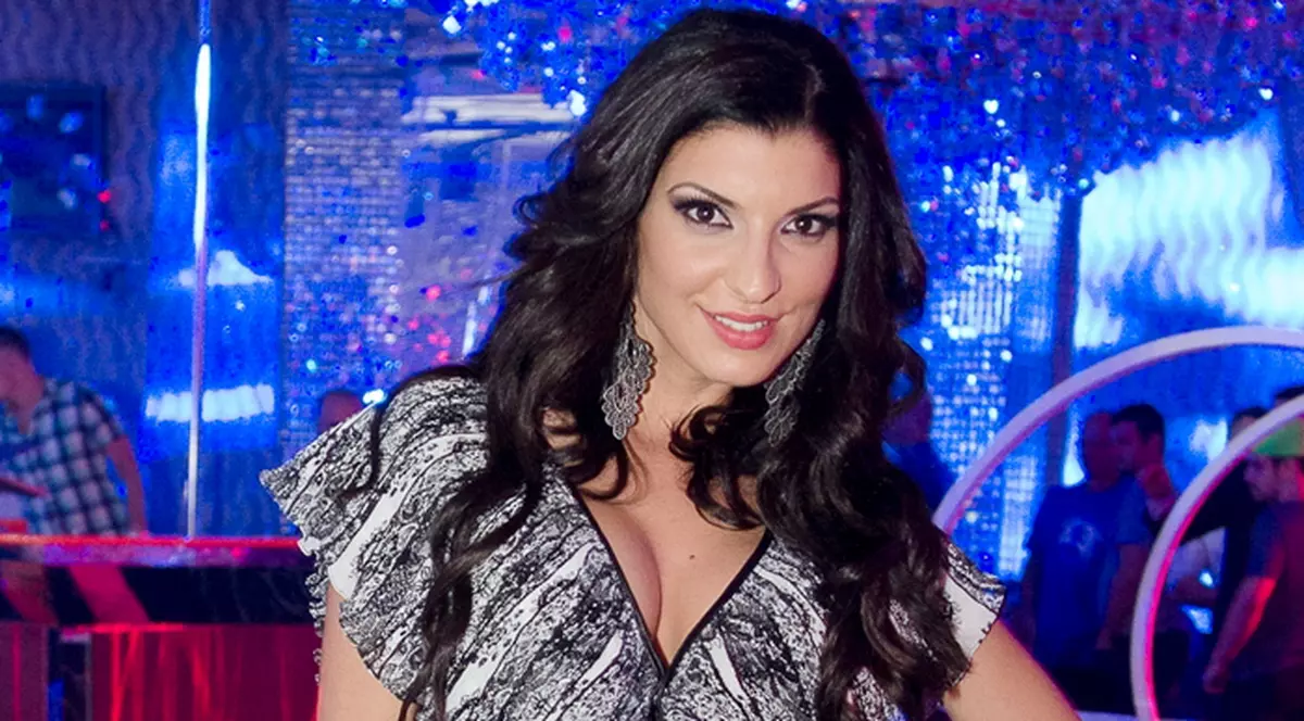 Andreea Tonciu, GOALĂ ÎN CADĂ! Fotografii  fierbinţi! 