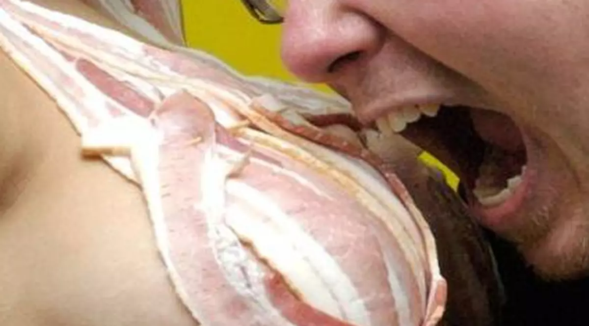 Este VISUL ORICĂRUI BĂRBAT! Uite accesoriul care SATISFACE ŞI FOAMEA ŞI EROTISMUL