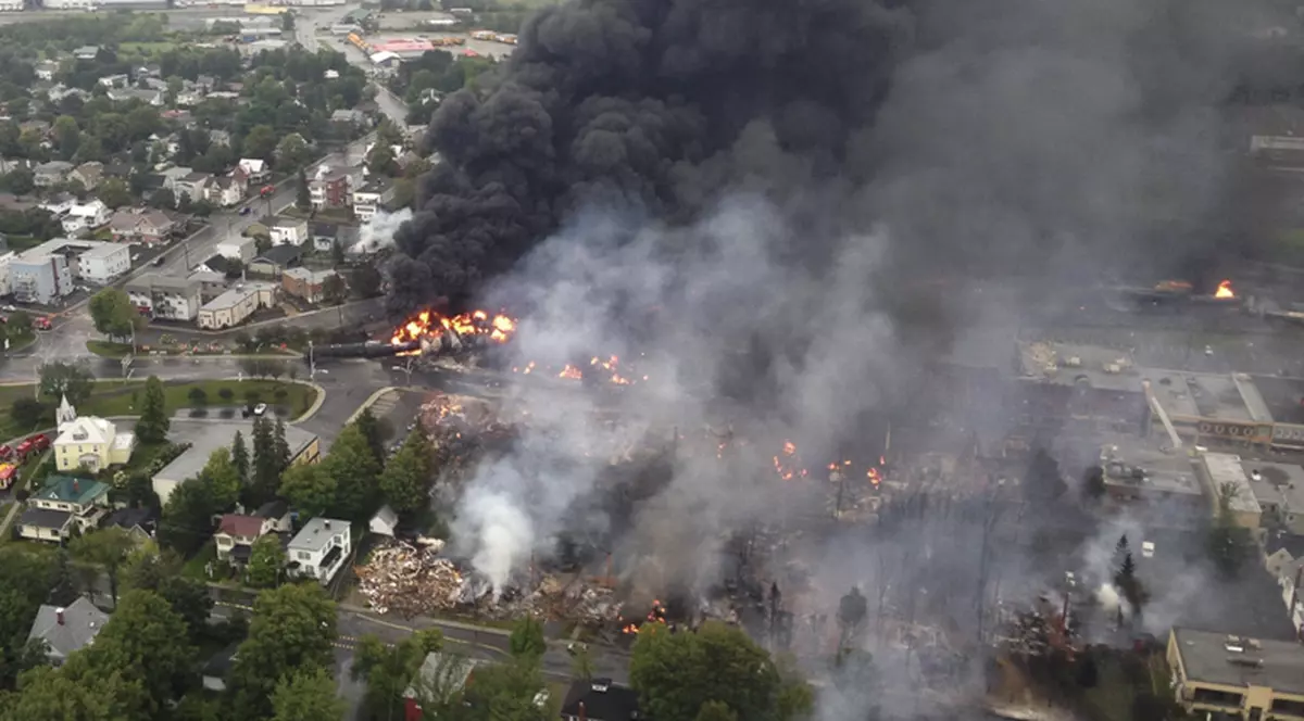 TRAGEDIE ÎN CANADA! Un orăşel DEVASTAT de EXPLOZIA unui TREN DE MARFĂ: 5 morţi şi peste 40 de dispăruţi! VIDEO