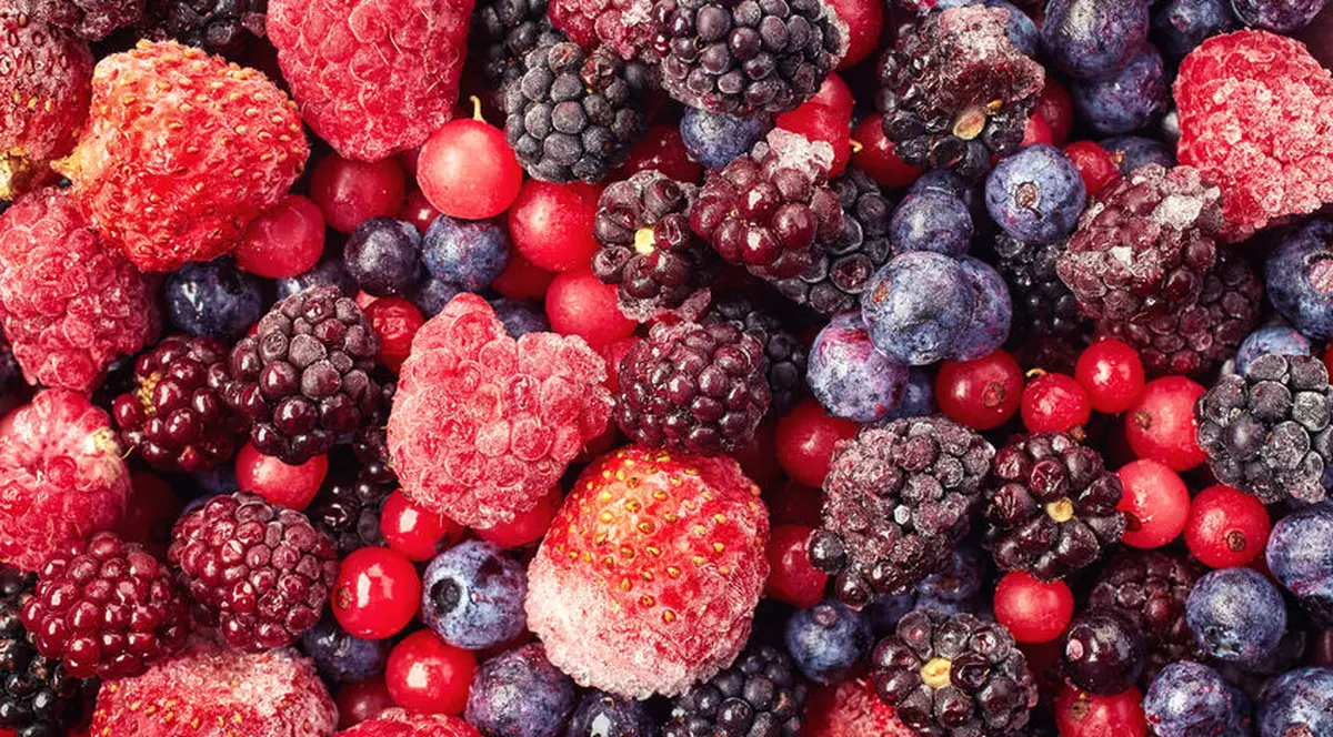 Fructe congelate - platou cu fructe de pădure congelate