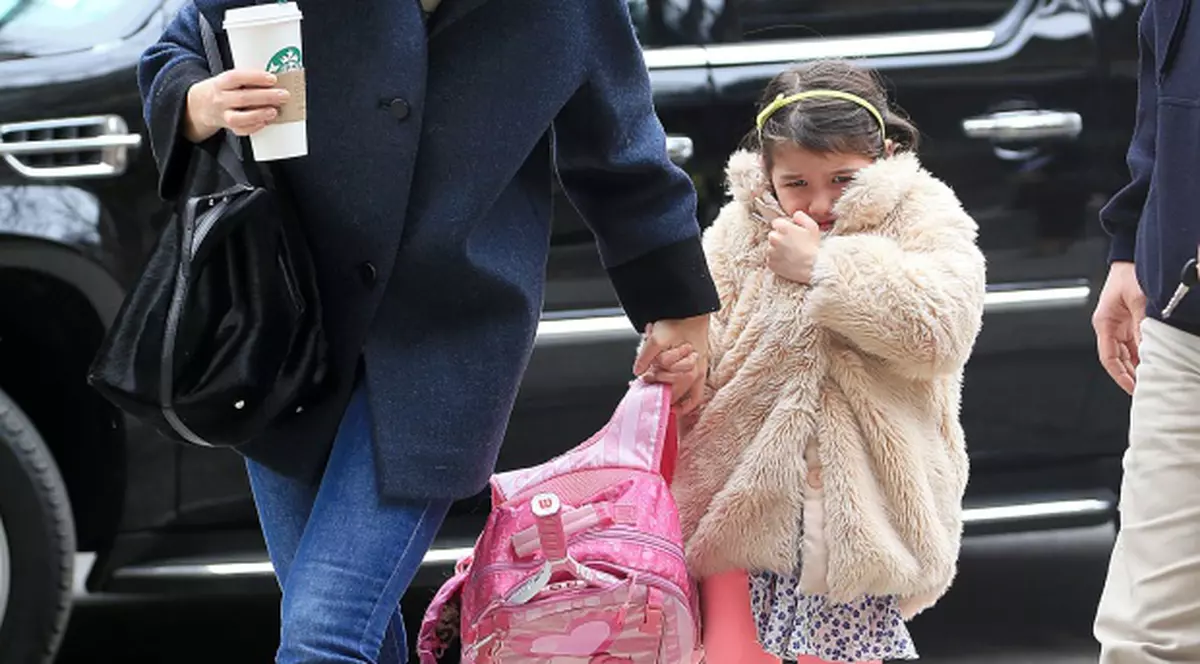 Un bărbat, despre Suri Cruise: "E o scârbă. E un copil mic şi răzgâiat" | VIDEO