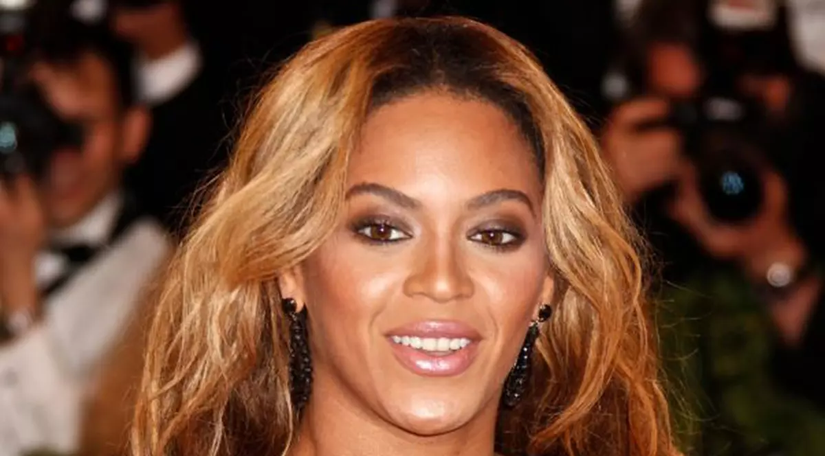 INCREDIBIL! Beyonce şi-a prins părul într-un ventilator, dar a continuat să cânte! | FOTO/VIDEO