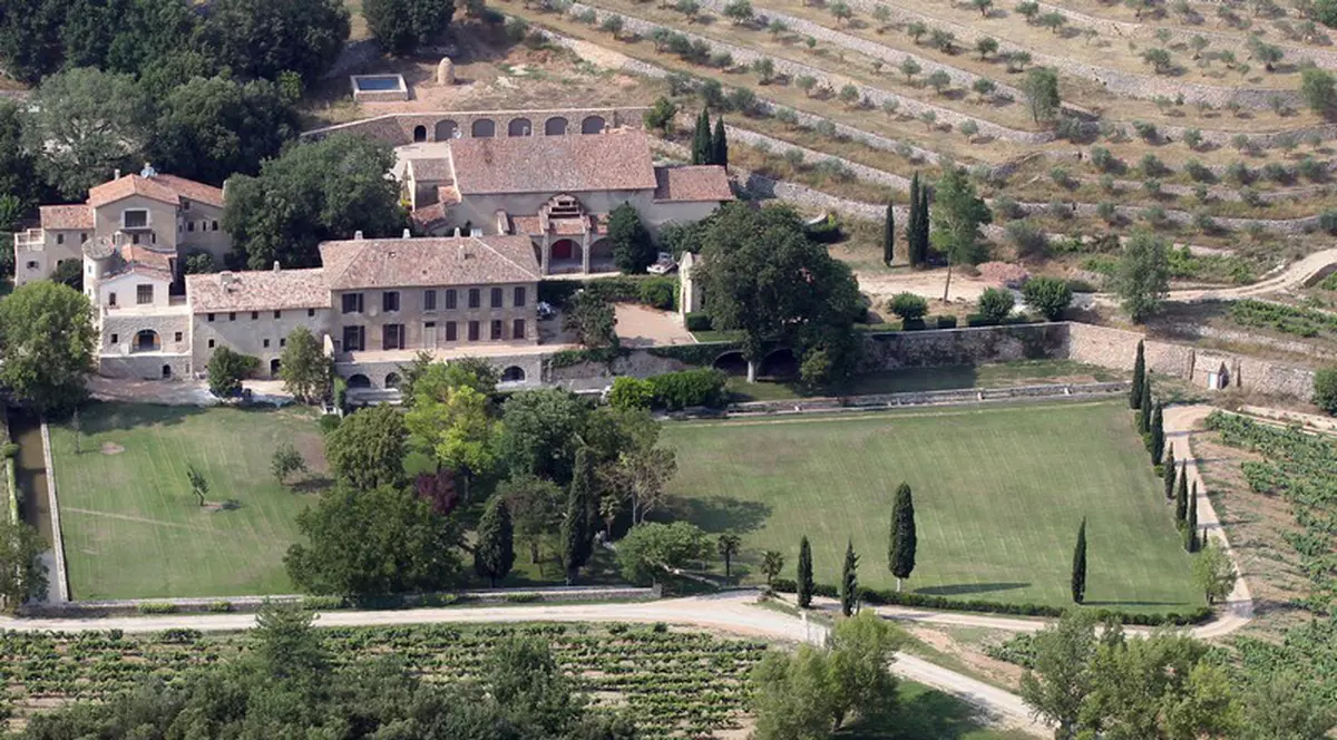Ce CĂSOAIE AU! Aşa arată castelul în care stau Brad Pitt şi Angelina în Franţa! | FOTO