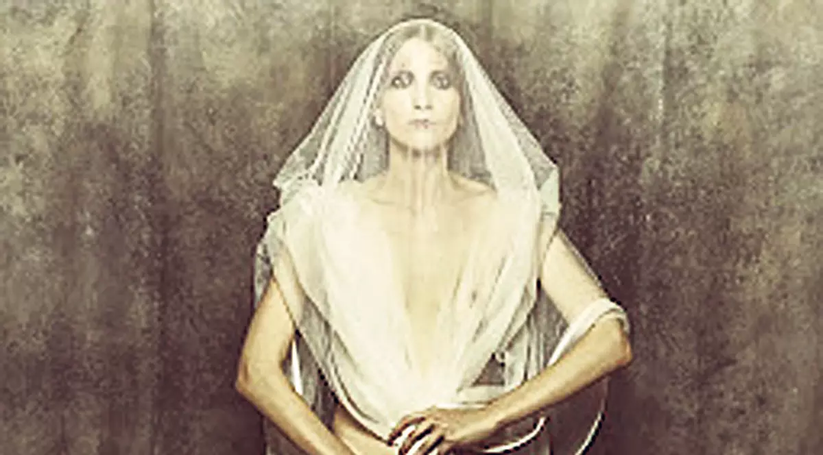 Iulia Albu şochează din nou! Iar a pozat goală în pantofii lui Mihai Albu