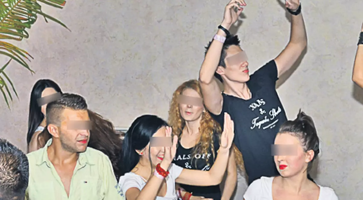 Habar n-au dacă au luat Bac-ul, dar petrec în club şi beau de sting!