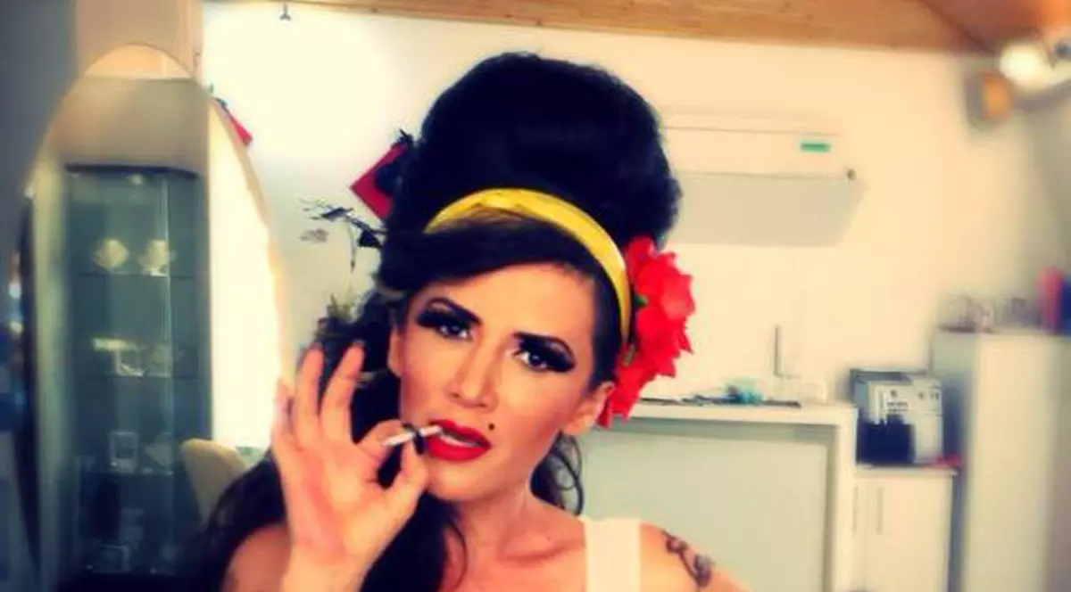Ai idee cine e vedeta autohtonă machiată precum Amy Winehouse?