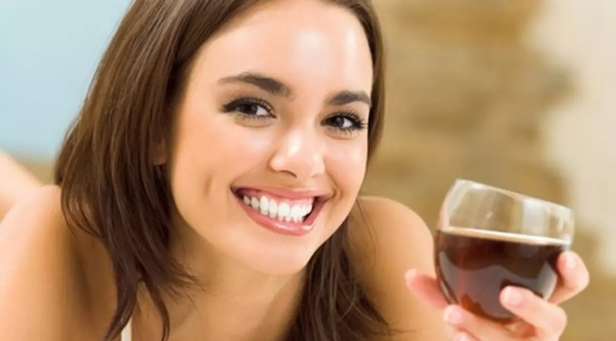 Sănătate: Mit sau realitate. Poţi să bei vin roşu la menstruaţie?