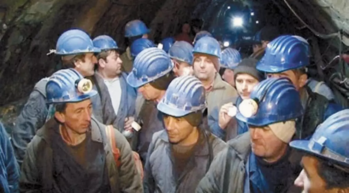 Peste o mie de MINERI S-AU BLOCAT ÎN SUBTERAN! Vezi de ce au pornit PROTESTE ŞI LA SUPRAFAŢĂ!