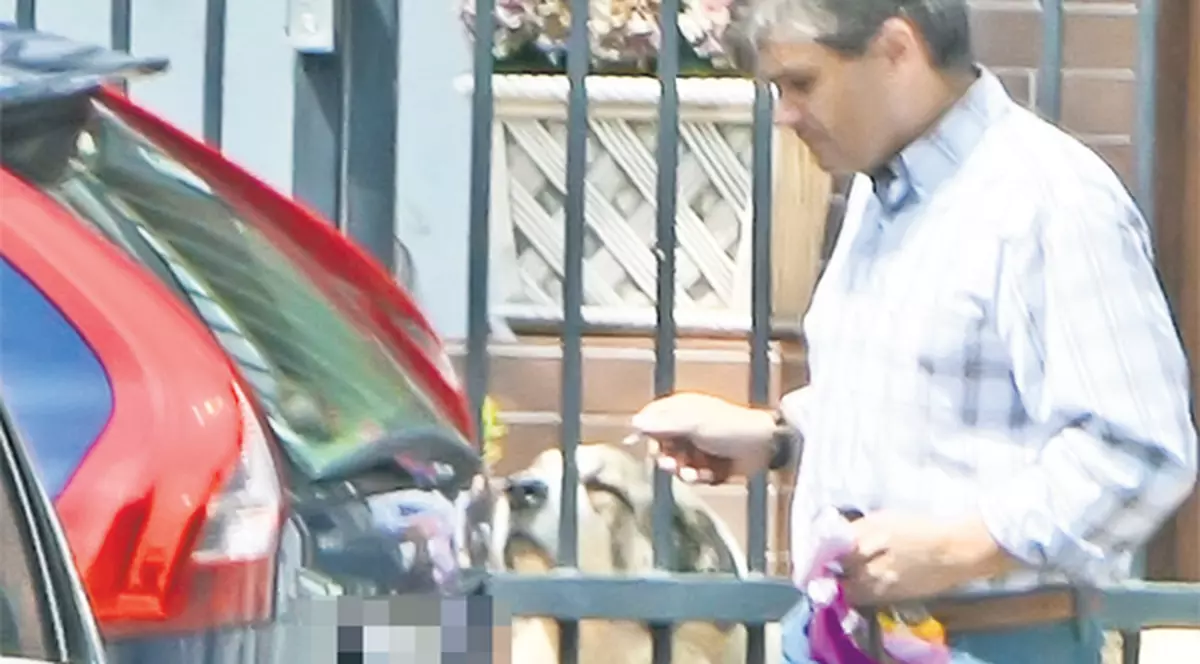 Mircea Radu, care s-a îngrăşat serios de când s-a însurat, s-a chinuit ieri să bage în casă căruciorul băieţelului | FOTO EXCLUSIV