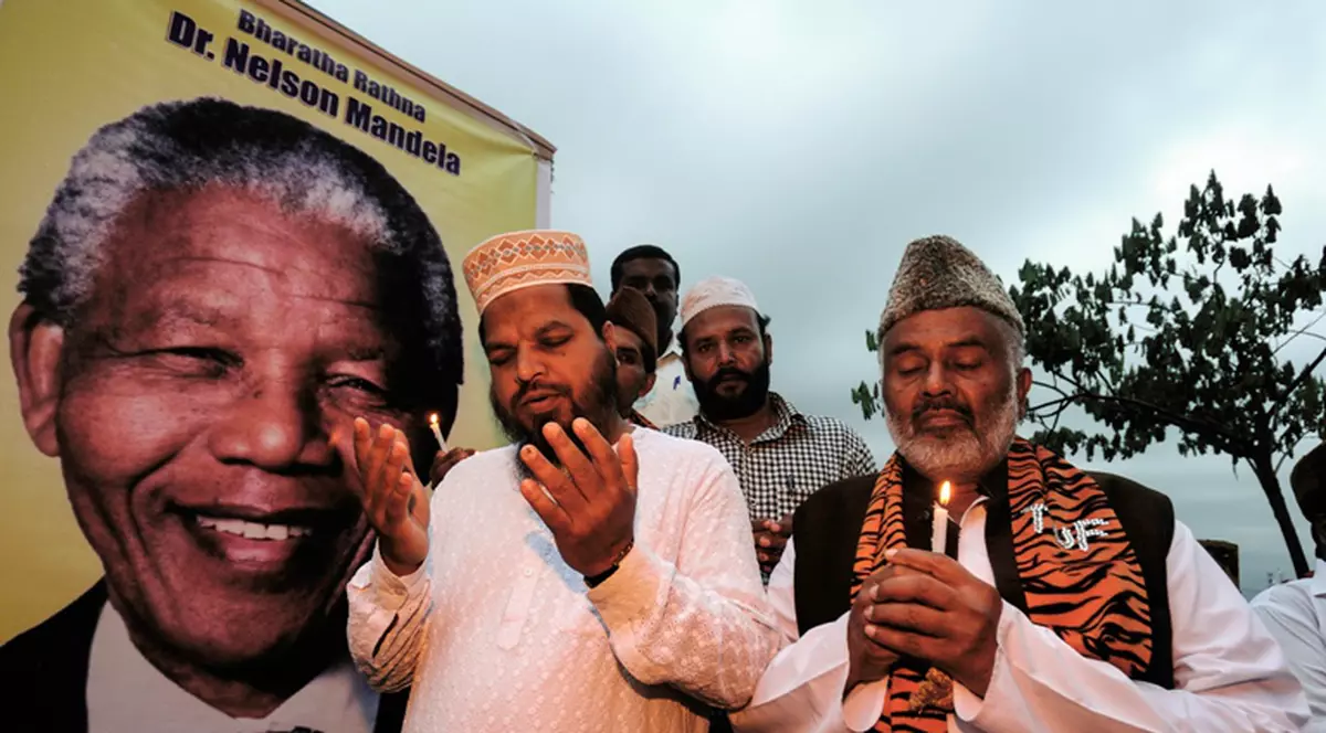 Agonia lui Mandela se prelungeşte! Vezi DE CE NU POATE SĂ MOARĂ, conform şefilor tradiţionali sud-africani!