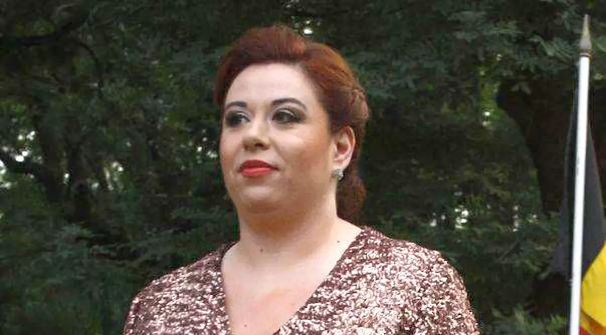 OANA ROMAN, LIMBAJ de MAHALA! Uite ce a fost la GURA EI, când a fost PUSĂ SĂ o ÎNTÂMPINE pe LOREDANA, la "SERVIŢI, VĂ ROG!