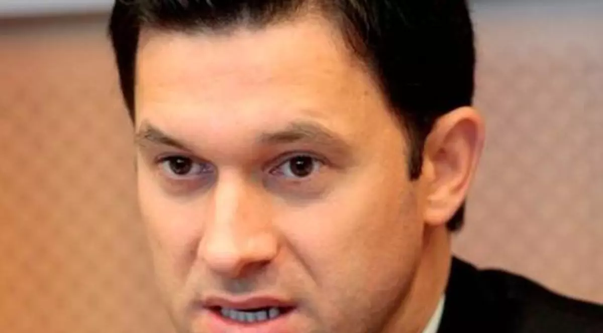 Europarlamentarul Petru Luhan se iubeşte cu o fată de bani gata!
