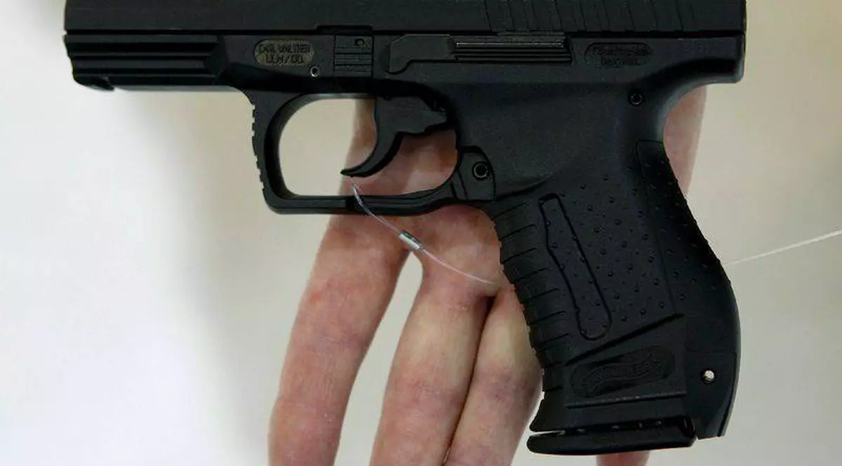 S-a împuşcat cu un pistol cu gaze! Tânăr găsit mort într-un apartament din Bucureşti 