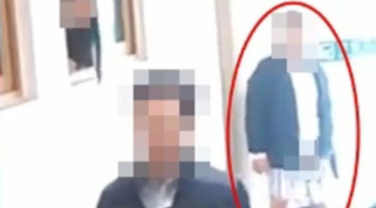VIDEO +18 | Un profesor s-a excitat când a bătut un elev şi a început să se masturbeze