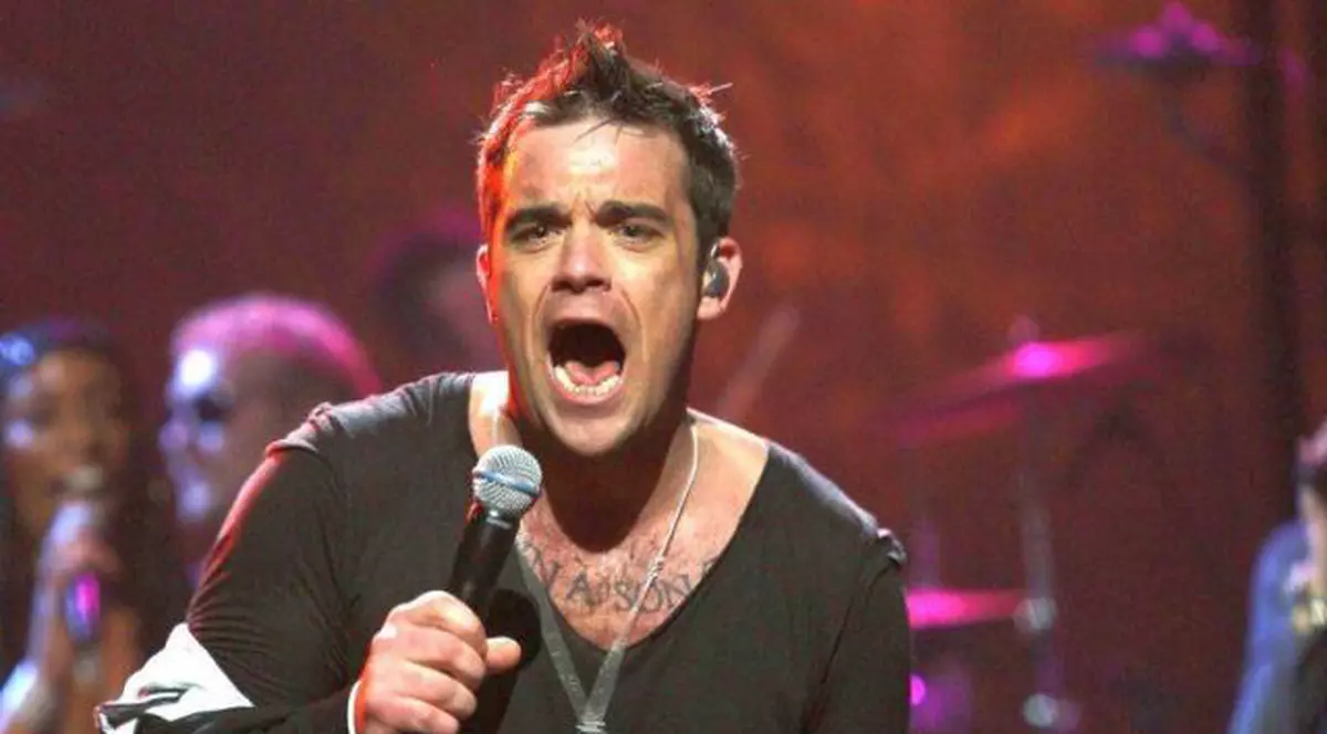 Bătaie cruntă la Londra! Fanii lui Robbie Williams şi-au împărţit pumni şi picioare la un concert - VIDEO
