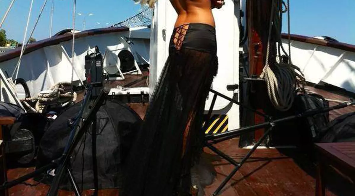 Face ce face şi tot pe yacht SE DEZBRACĂ! Vezi de ce este Roxana Nemeş TOPLESS în largul mării!