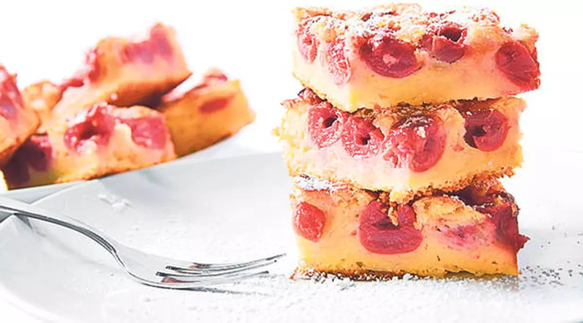 Reţete: Prăjitură pufoasă cu cireşe