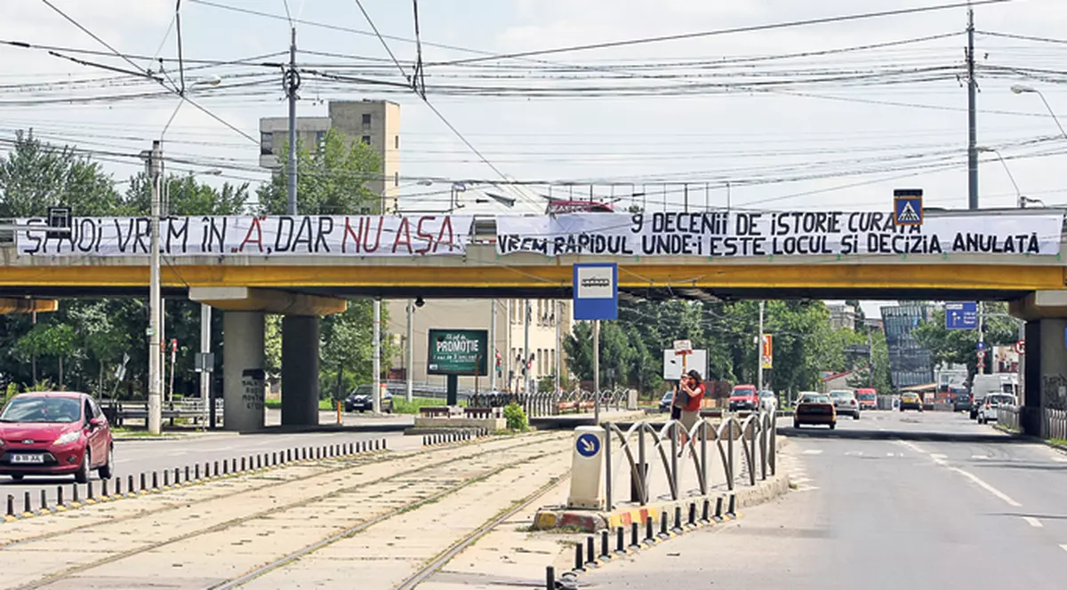 Protest şi pizza la Rapid! Fanii au contestat barajul cu Chiajna, iar Nicolae Cristescu, noul patron, a dat o masă la conferinţa de presă