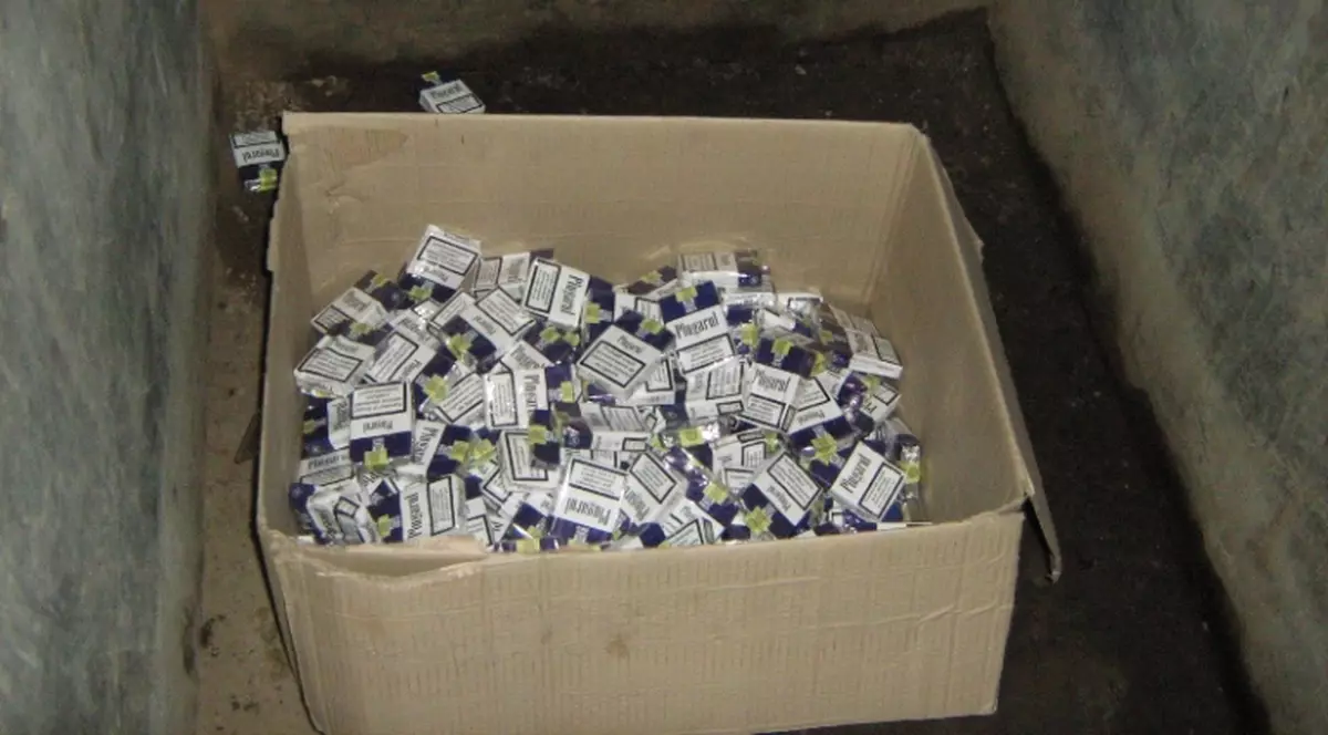 Şoferii şi-au transformat autocarul în depozit de ţigări 