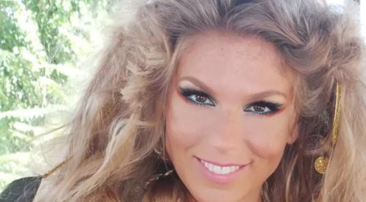 IMAGINI EMOŢIONANTE. Corina FACE COZONACI ŞI PÂINE alături de BUNICA EI