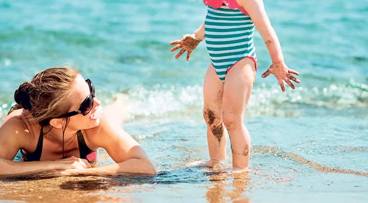 Cel mic se teme de apă? Sfaturi utile pentru ca prima întâlnire cu marea să nu-l înspăimânte