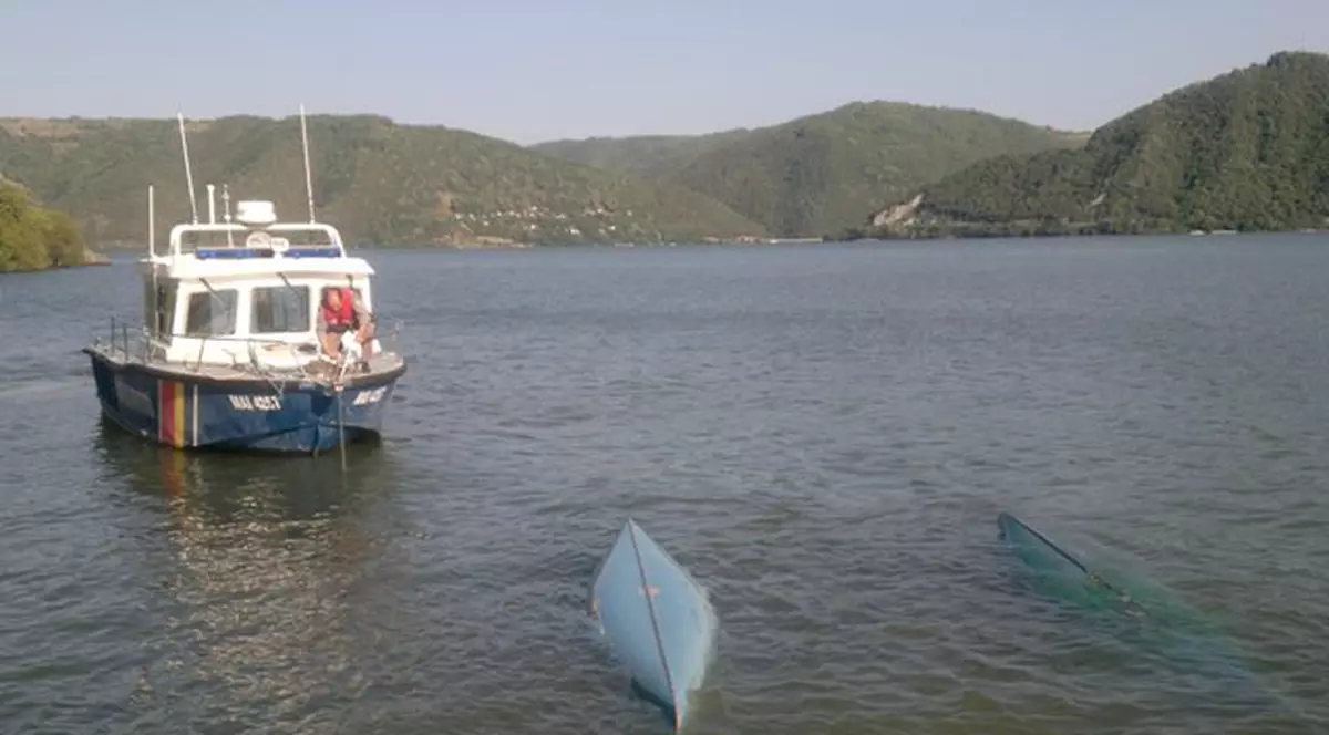 Patru cehi au fost salvaţi de la înec, după ce velierele lor s-au răsturnat pe Dunăre