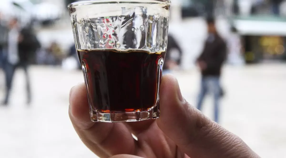 Un adolescent a murit după ce a dat pe gât jumătate de litru de alcool contrafăcut