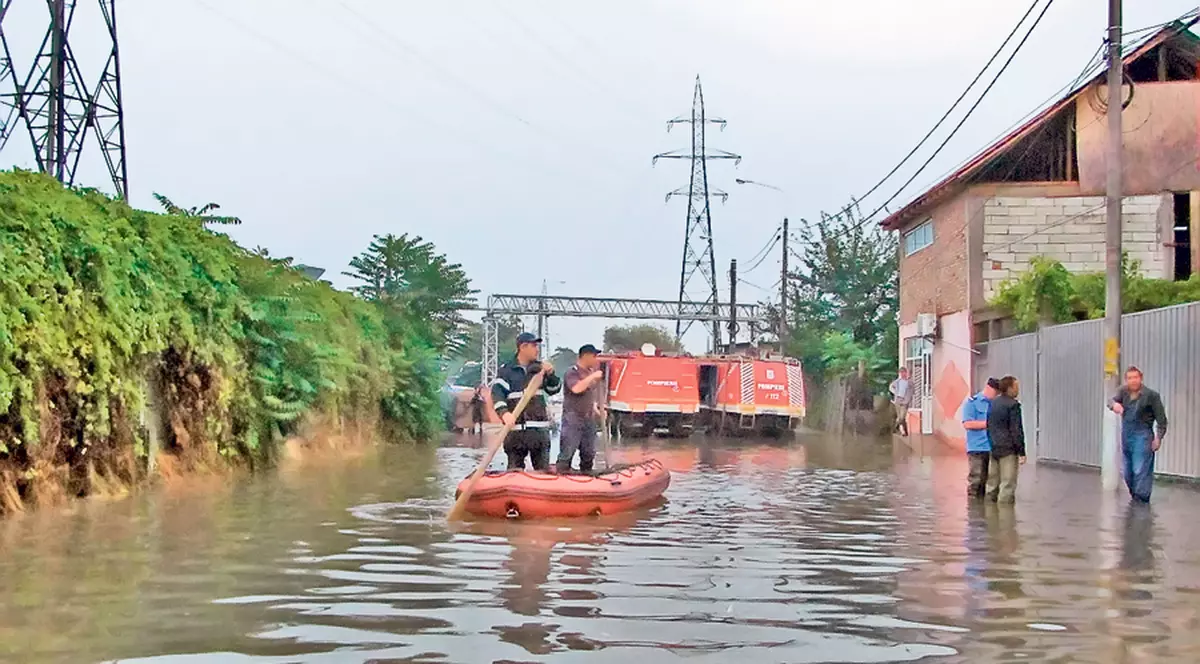 Cu barca pe străzile din Galaţi | FOTO