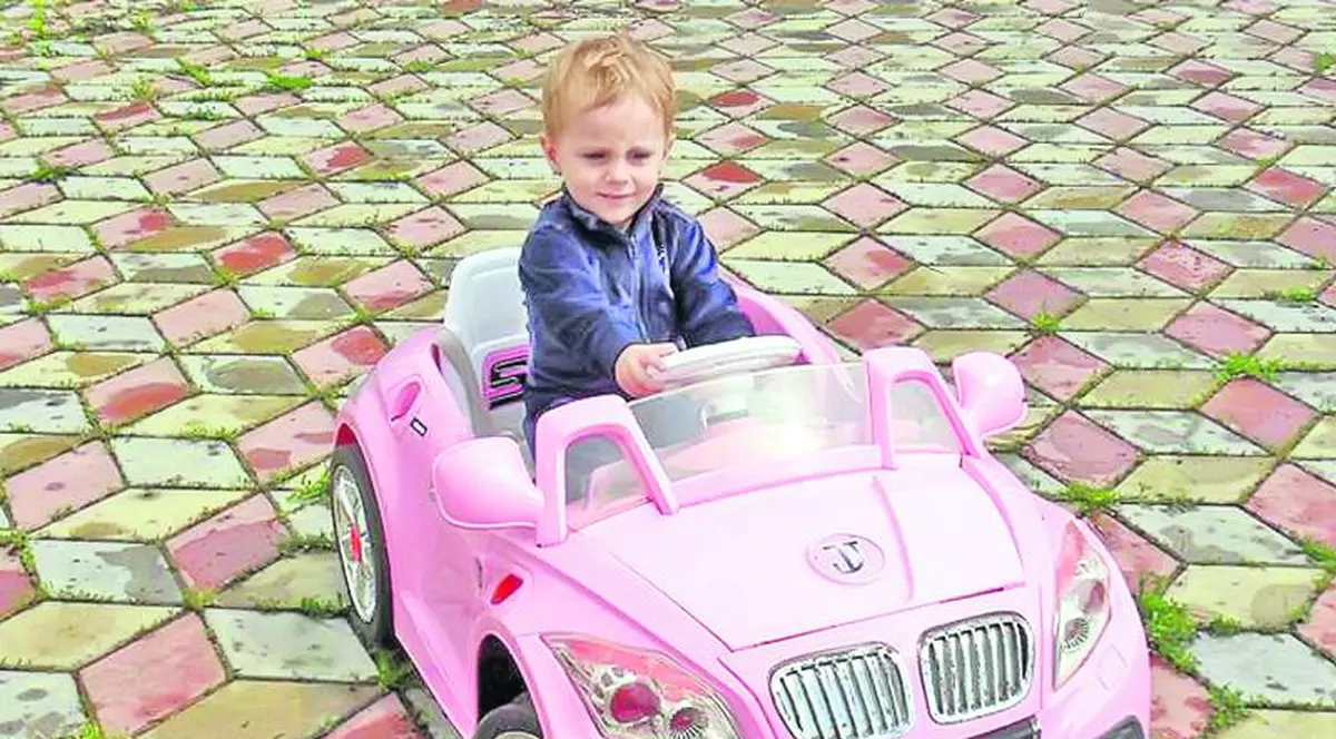 Fetiţa aruncată din taxi de mama ei adoră maşinuţele