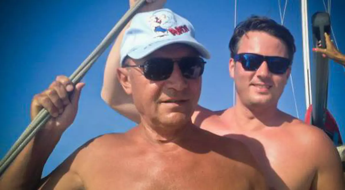 Iată CUI aparţine MÂNA DE FEMEIE care apare în fotografiile cu Băsescu LA BUSTUL GOL! FOTO