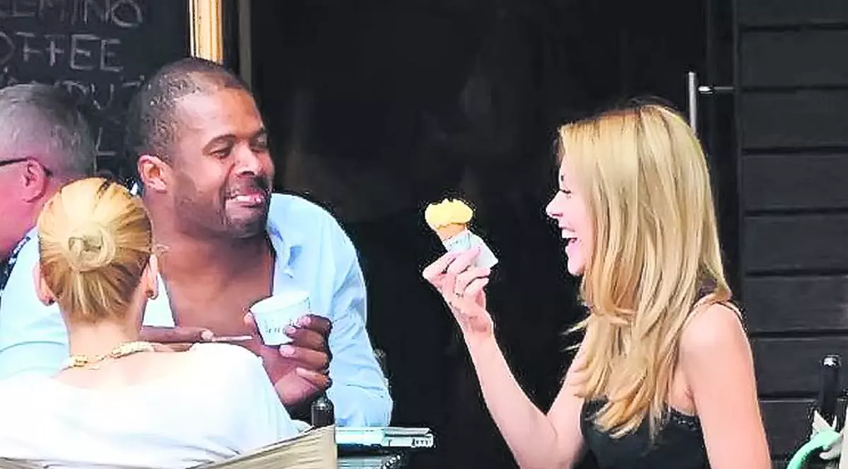 I-AM PRINS! Cabral şi Andreea Ibacka, fotografiaţi în ipostaze amuzante, la terasă! VEZI FOTO