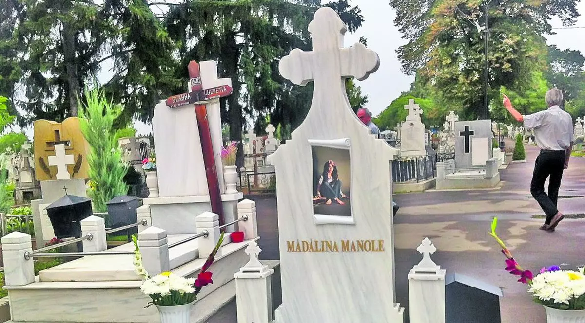 Tatăl Mădălinei Manole e de părere că ginerelui său i-a ajuns cuţitul la os: «Fata mea are, în sfârşit, un mormânt normal» 
