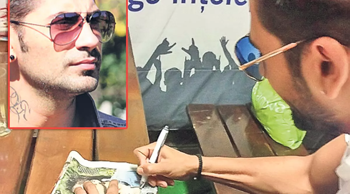 Connect-R dă autografe pe ziarul Libertatea cu el pe prima pagină | FOTO ÎN ARTICOL