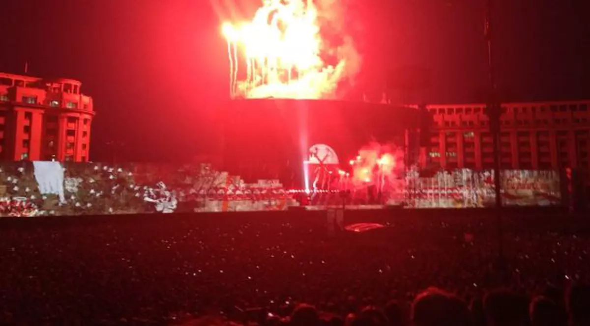 CONCERTUL ROGER WATERS A ÎNCEPUT cu JUMĂTATE DE ORĂ ÎNTÂRZIERE ŞI CU FOC DE ARTIFICII