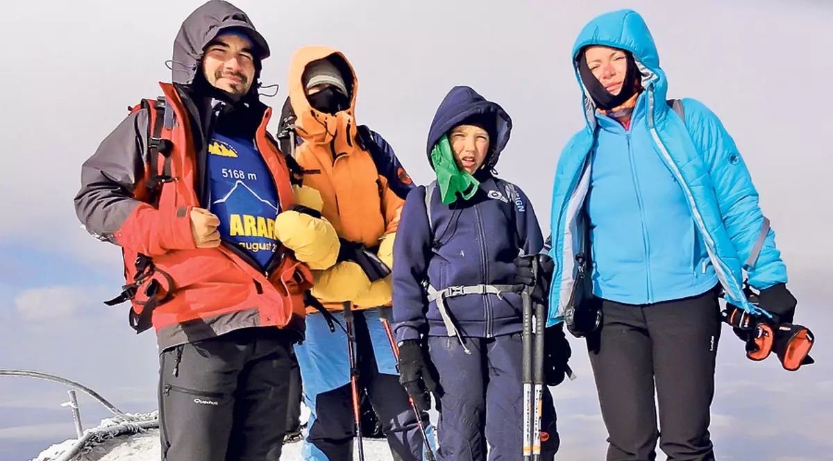Dor de record! La doar 10 ani, Dor Geta Popescu a urcat până la 5.137 de metri, pe un vulcan din Asia