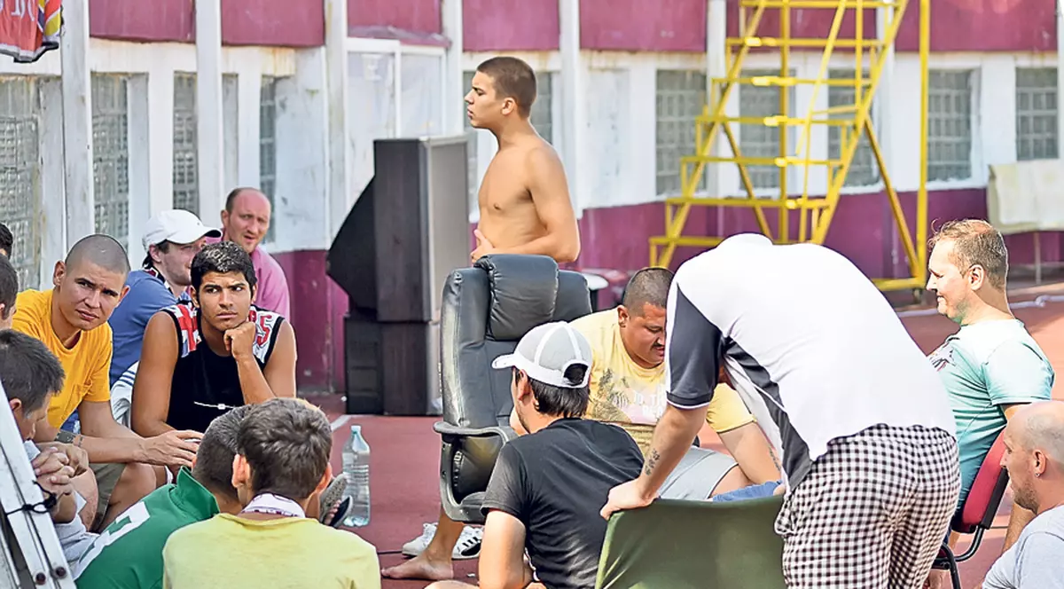 Ironizaţi de rivali! Pe adresa fanilor Rapidului aflaţi în greva foamei pe stadionul Giuleşti a fost expediat ieri un colet cu alimente | FOTO