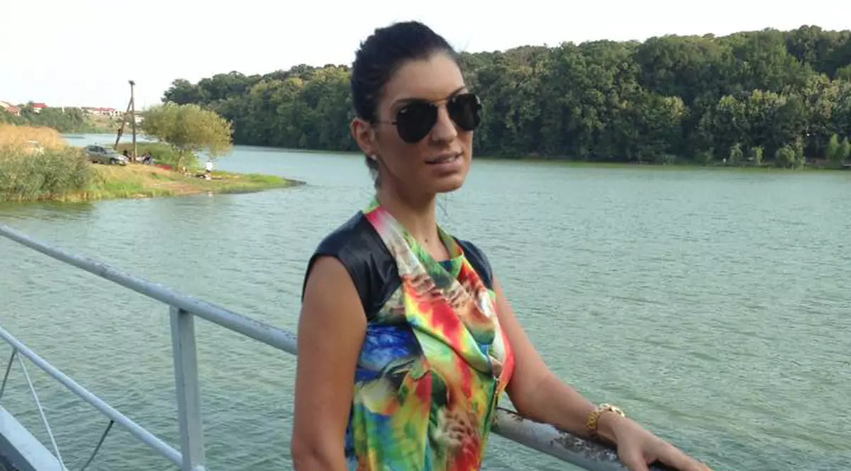 În zi sfântă, Andreea Tonciu SE ROAGĂ CU PICIOARELE ÎNCRUCIŞATE la O POARTĂ FERECATĂ | FOTO