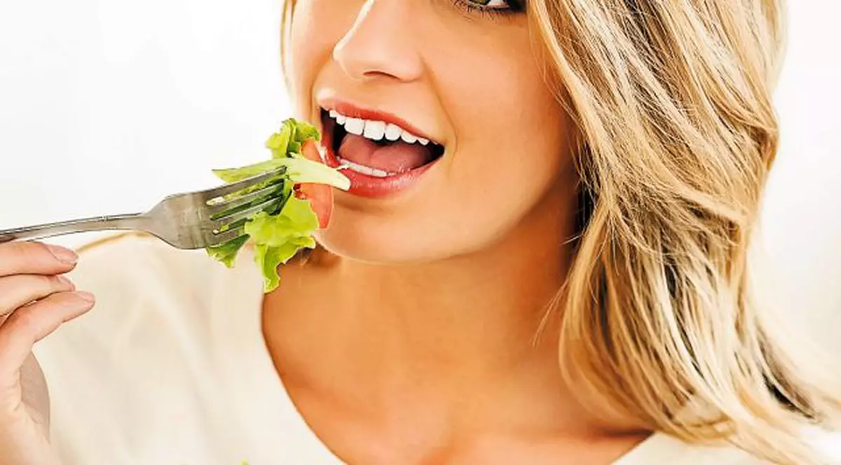 Cât de sănătoasă este, de fapt, mâncarea gătită fără foc? Dieta raw-vegană, o modă cu două tăişuri 