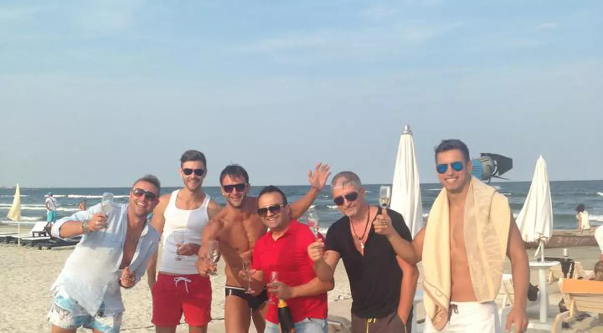 Se declară un PRIETEN APROPIAT al Monicăi Gabor, însă, în loc să fie lângă ea, Cătălin Botezatu PETRECE DE ZOR! FOTO