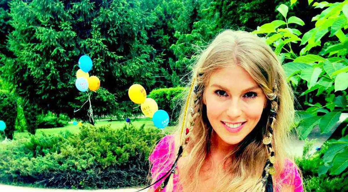 SE REINVENTEAZĂ MEREU! Vara asta Corina a adoptat STILUL HIPPIE! FOTO