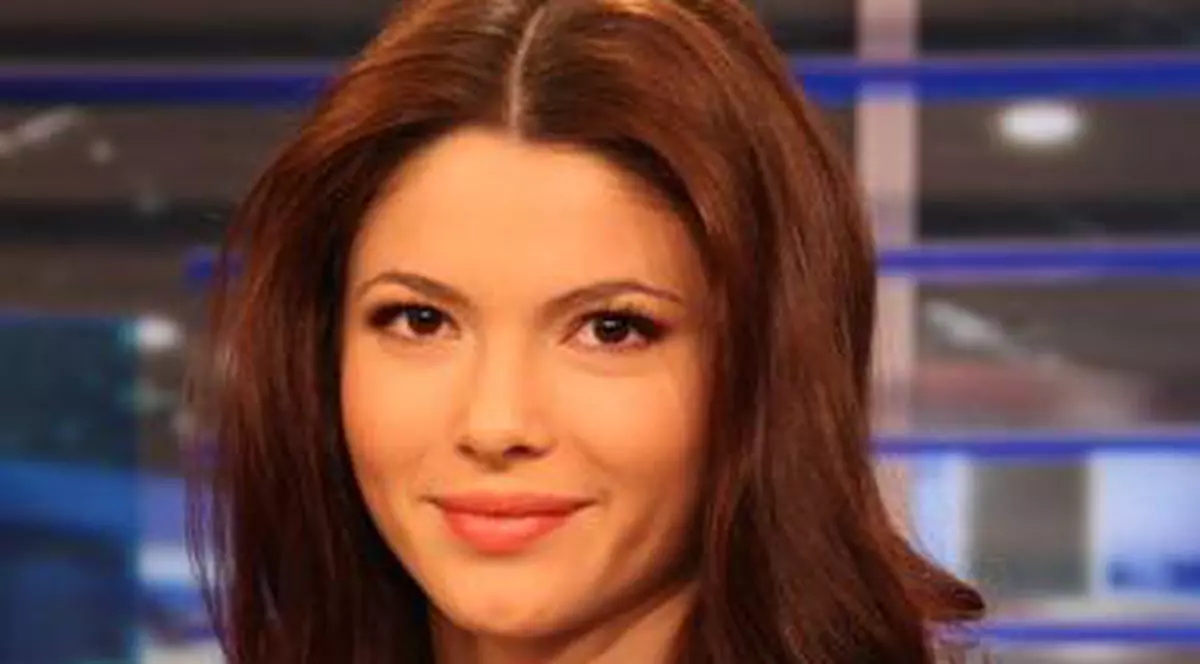 O credeai o PREZENTATOARE DE ŞTIRI CUMINŢICĂ? Iat-o pe Anca Lungu cum SE CAŢĂRĂ ÎN COPACI! FOTO