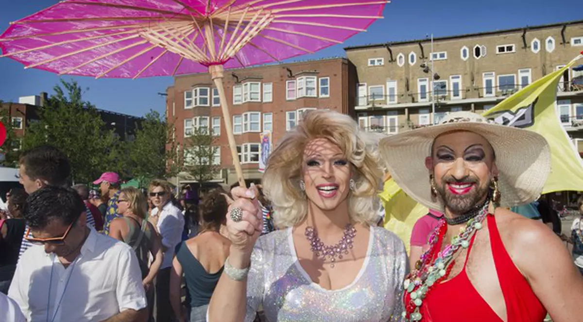 NEBUNIE ÎN AMSTERDAM! Selecţionerul naţionalei Olandei a participat la PARADA GAY ÎN CALITATE OFICIALĂ! FOTO