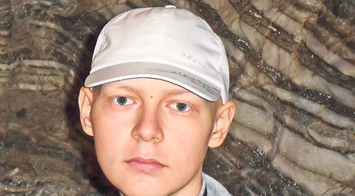 Robert trebuie operat în Germania! Până atunci, adolescentul are nevoie de bani pentru chimioterapie