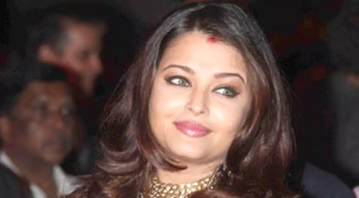 După ce a primit AMENINŢĂRI CU MOARTEA pentru că se îngrăşase în timpul sarcinii, CEA MAI FRUMOASĂ FEMEIE DIN LUME a revenit la silueta de Miss! FOTO